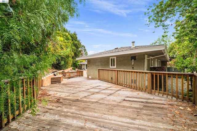 699 Fiesta Pl, Hayward, CA 94544