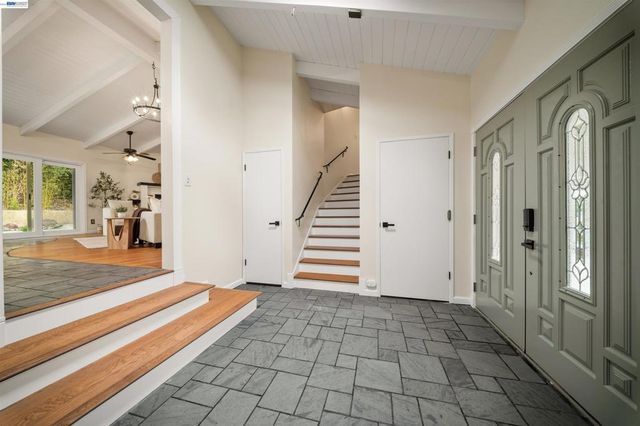 699 Fiesta Pl, Hayward, CA 94544