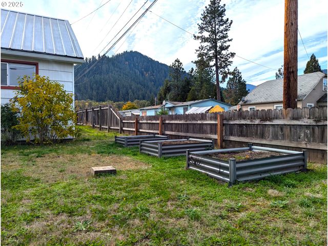 47564 SCHOOL St, Oakridge, OR 97463