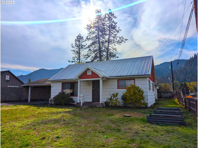 47564 SCHOOL St, Oakridge, OR 97463