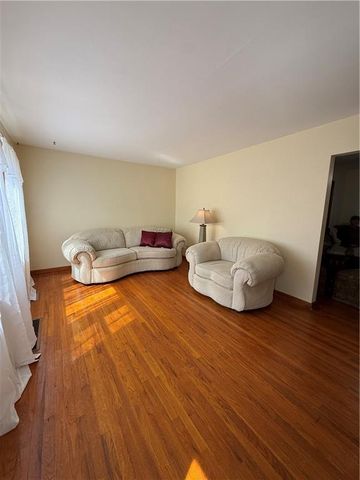 9604 E 32nd Street, Independence, MO 64052