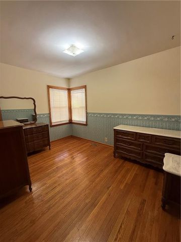 9604 E 32nd Street, Independence, MO 64052