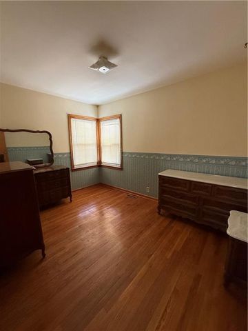 9604 E 32nd Street, Independence, MO 64052