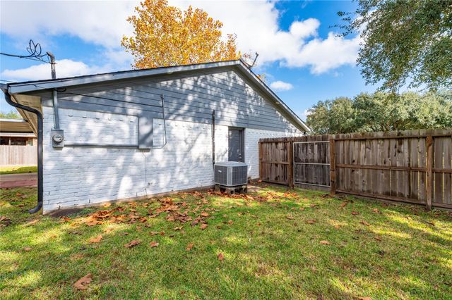 3426 E Meadow Lane, Dickinson, TX 77539