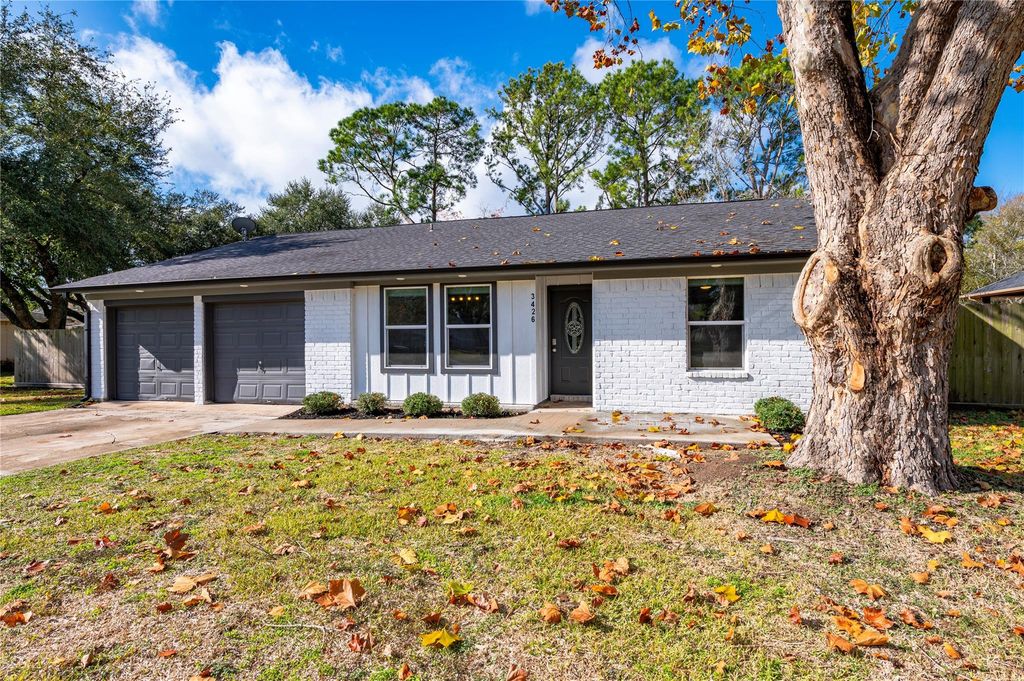 3426 E Meadow Lane, Dickinson, TX 77539