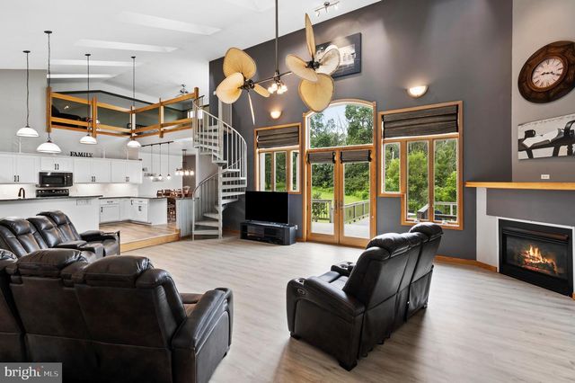 213 CROSS RD, Gilbertsville, PA 19525