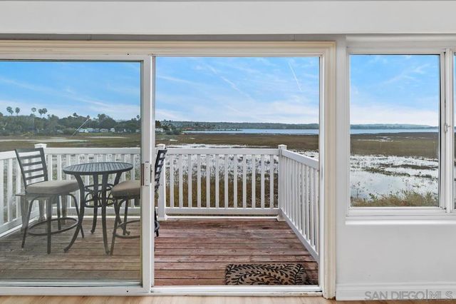 4013 Crown Point Dr 2, San Diego, CA 92109