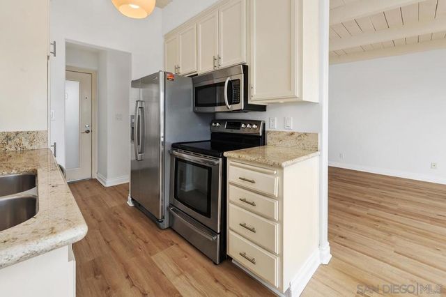 4013 Crown Point Dr 2, San Diego, CA 92109