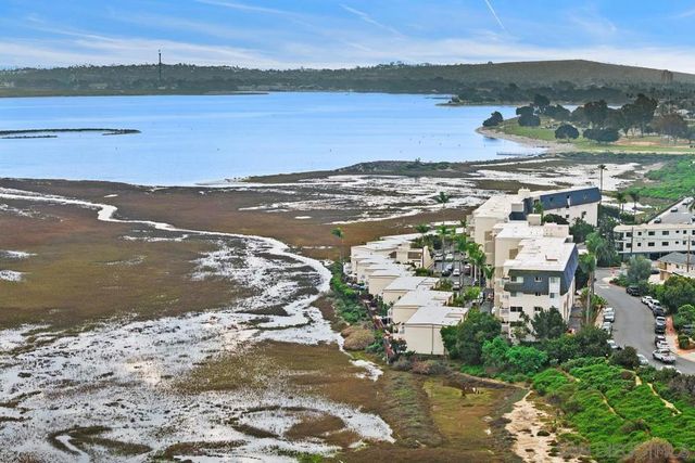 4013 Crown Point Dr 2, San Diego, CA 92109