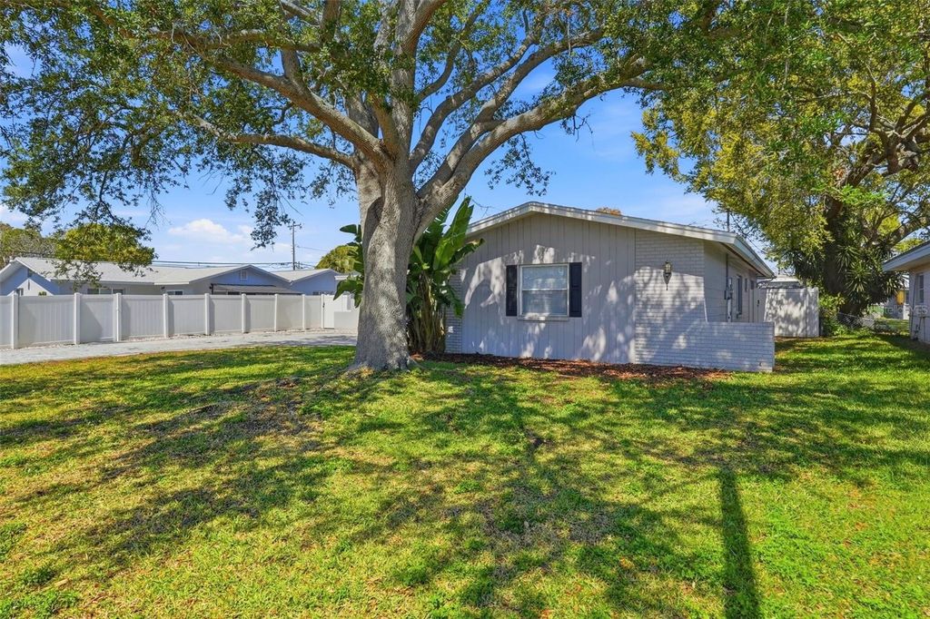 Image 28 of property listing at 2483 66TH TERRACE S, St Petersburg, FL 33712