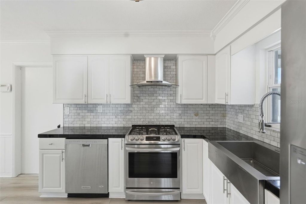 Image 4 of property listing at 2483 66TH TERRACE S, St Petersburg, FL 33712