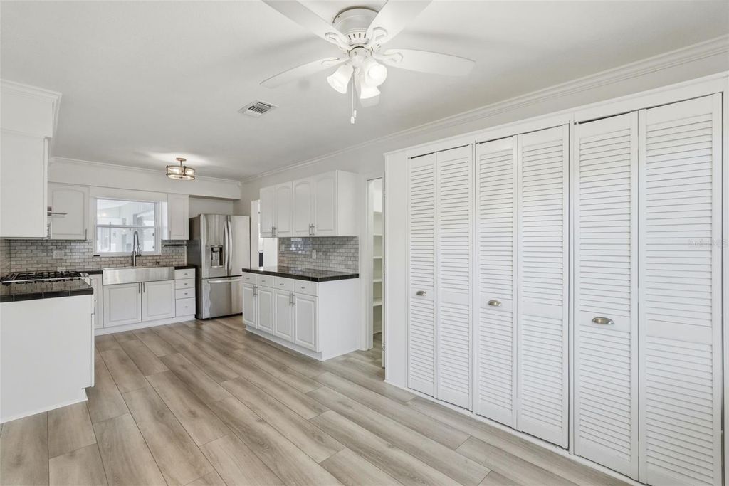 Image 6 of property listing at 2483 66TH TERRACE S, St Petersburg, FL 33712