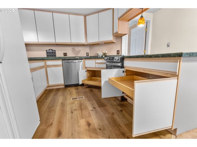 1600 E RHODODENDRON Dr 29, Florence, OR 97439