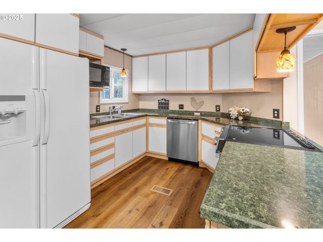 1600 E RHODODENDRON Dr 29, Florence, OR 97439