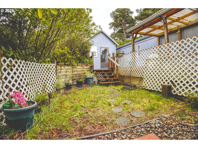 1600 E RHODODENDRON Dr 29, Florence, OR 97439