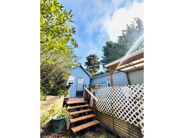 1600 E RHODODENDRON Dr 29, Florence, OR 97439