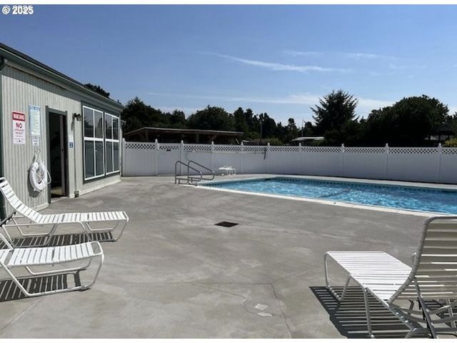 1600 E RHODODENDRON Dr 29, Florence, OR 97439