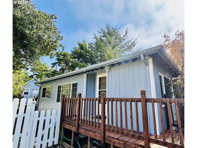 1600 E RHODODENDRON Dr 29, Florence, OR 97439