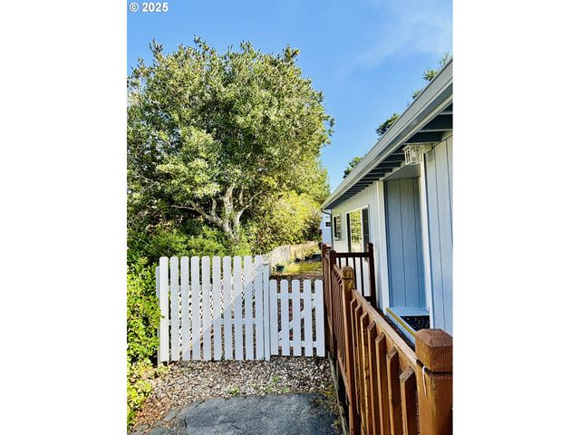 1600 E RHODODENDRON Dr 29, Florence, OR 97439