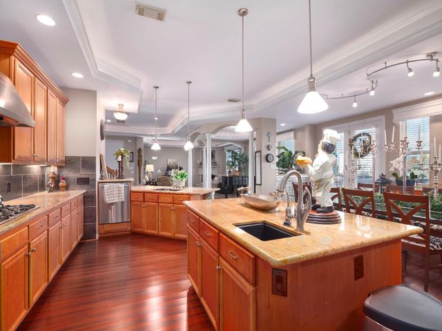 1 S Pintail Street, La Marque, TX 77568