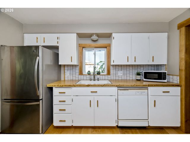 5747 Ne AINSWORTH St, Portland, OR 97218