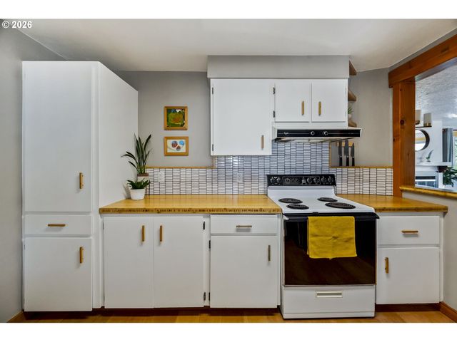5747 Ne AINSWORTH St, Portland, OR 97218