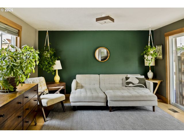 5747 Ne AINSWORTH St, Portland, OR 97218