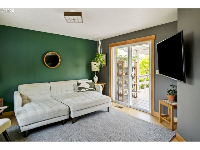 5747 Ne AINSWORTH St, Portland, OR 97218