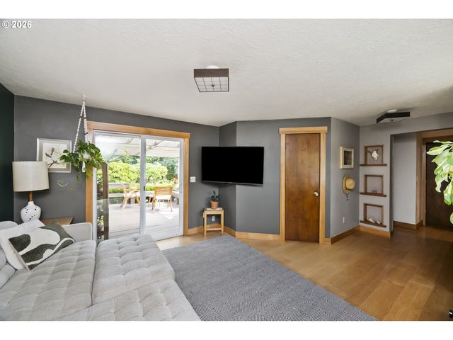 5747 Ne AINSWORTH St, Portland, OR 97218