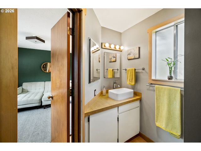 5747 Ne AINSWORTH St, Portland, OR 97218