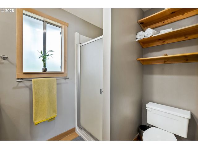 5747 Ne AINSWORTH St, Portland, OR 97218