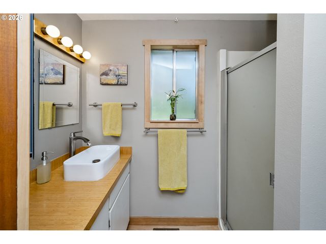 5747 Ne AINSWORTH St, Portland, OR 97218