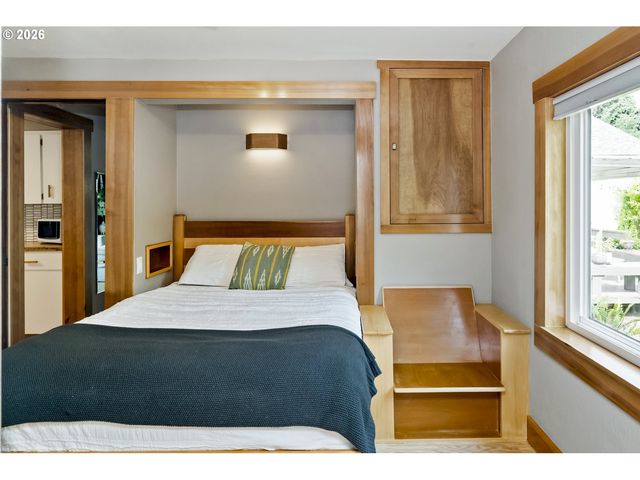 5747 Ne AINSWORTH St, Portland, OR 97218