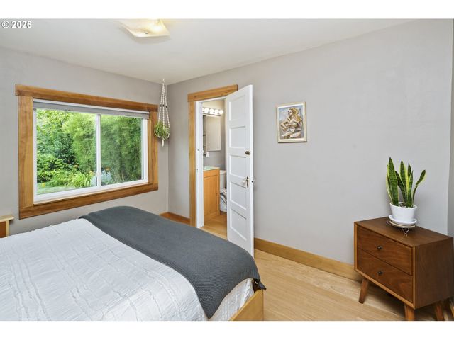 5747 Ne AINSWORTH St, Portland, OR 97218
