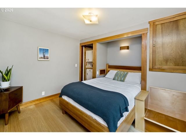5747 Ne AINSWORTH St, Portland, OR 97218