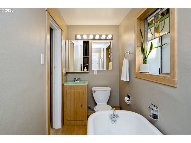 5747 Ne AINSWORTH St, Portland, OR 97218