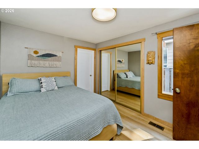 5747 Ne AINSWORTH St, Portland, OR 97218
