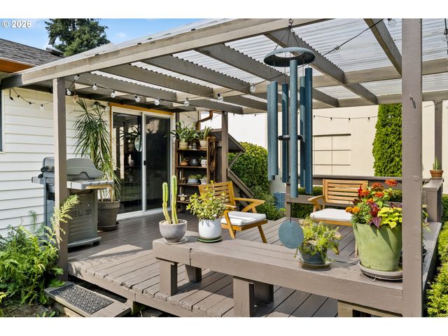 5747 Ne AINSWORTH St, Portland, OR 97218