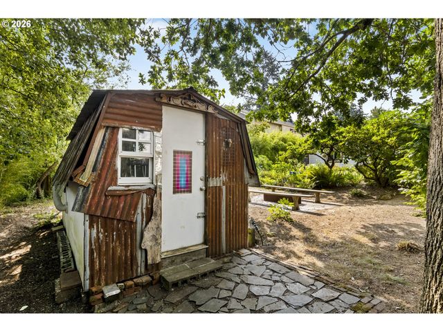 5747 Ne AINSWORTH St, Portland, OR 97218