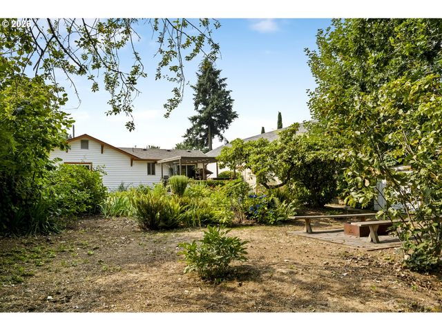 5747 Ne AINSWORTH St, Portland, OR 97218