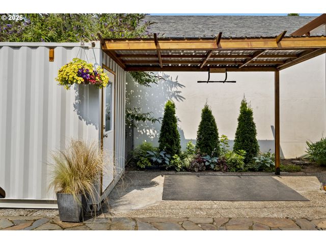 5747 Ne AINSWORTH St, Portland, OR 97218