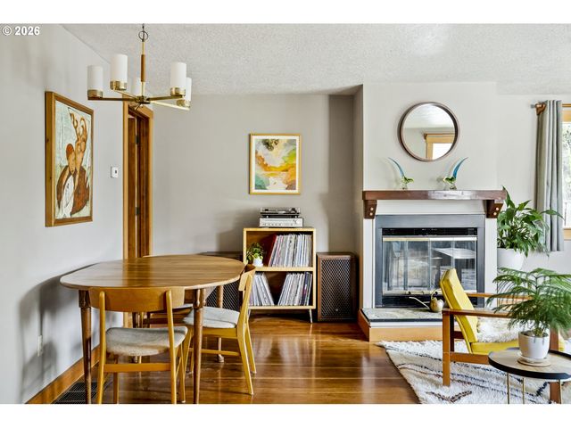 5747 Ne AINSWORTH St, Portland, OR 97218
