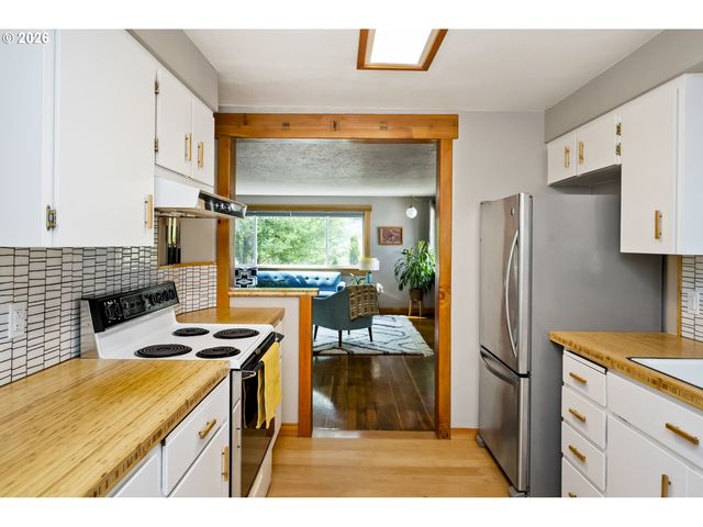 5747 Ne AINSWORTH St, Portland, OR 97218