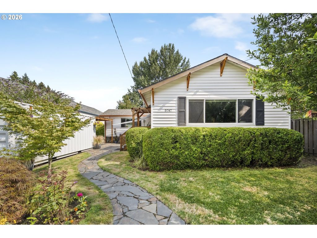 5747 Ne AINSWORTH St, Portland, OR 97218