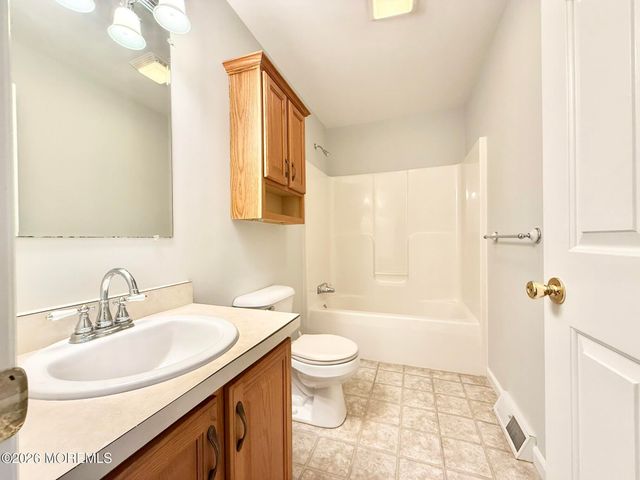 11 Rocky Hill Road, Manahawkin, NJ 08050