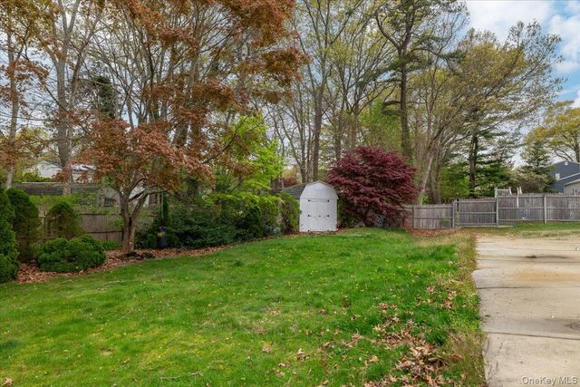 10 Calicotree Lane, Coram, NY 11727