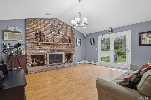 10 Calicotree Lane, Coram, NY 11727