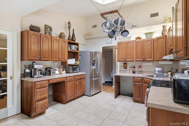 10 Calicotree Lane, Coram, NY 11727