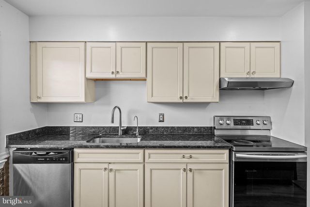 8387 WOODLINE CT, Manassas, VA 20110