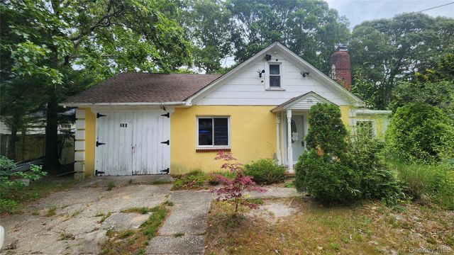200 Oak Avenue, Flanders, NY 11901
